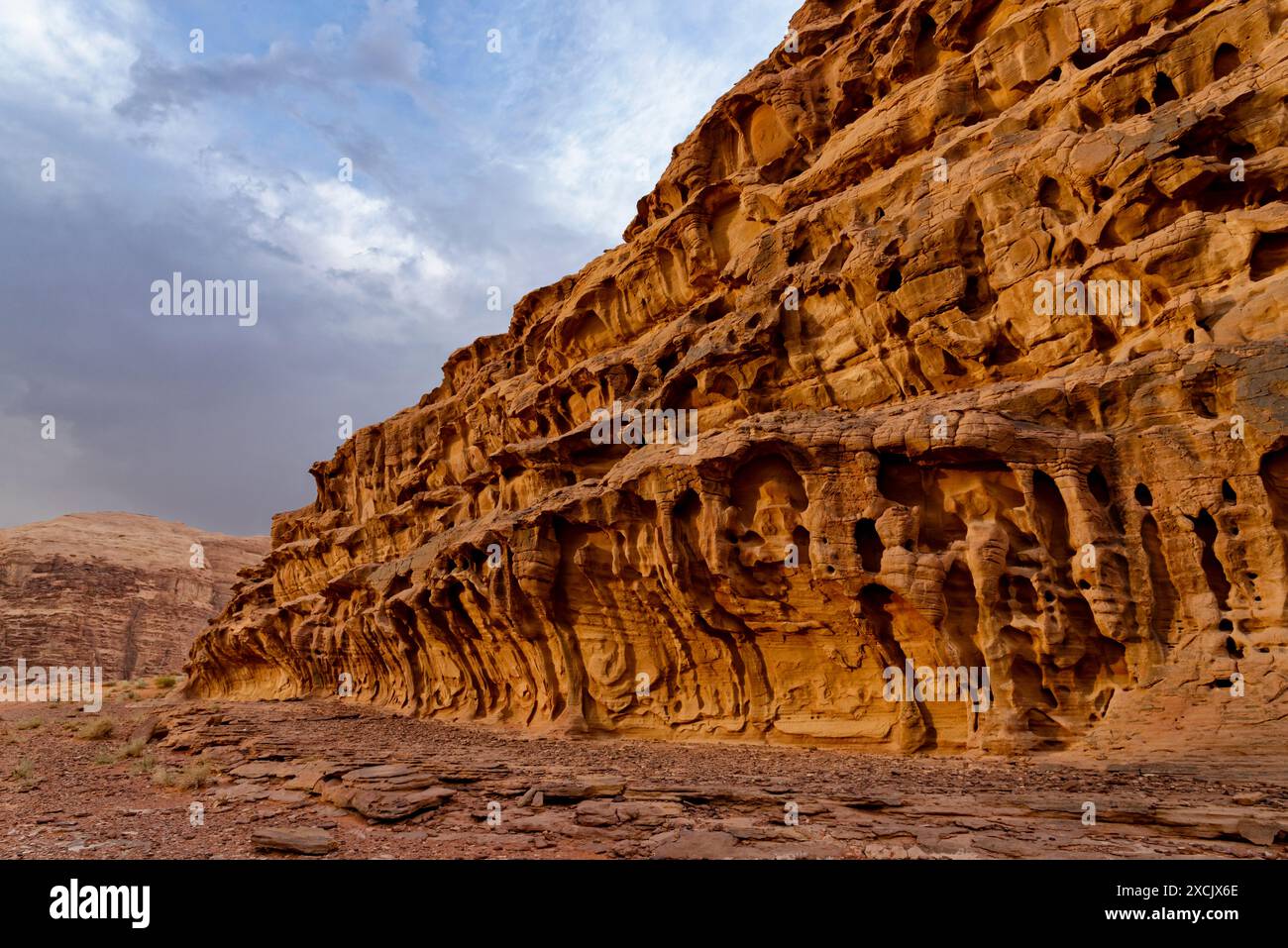 Felswände des steilen butte im Wadi Rum Valley, Jordanien Stockfoto