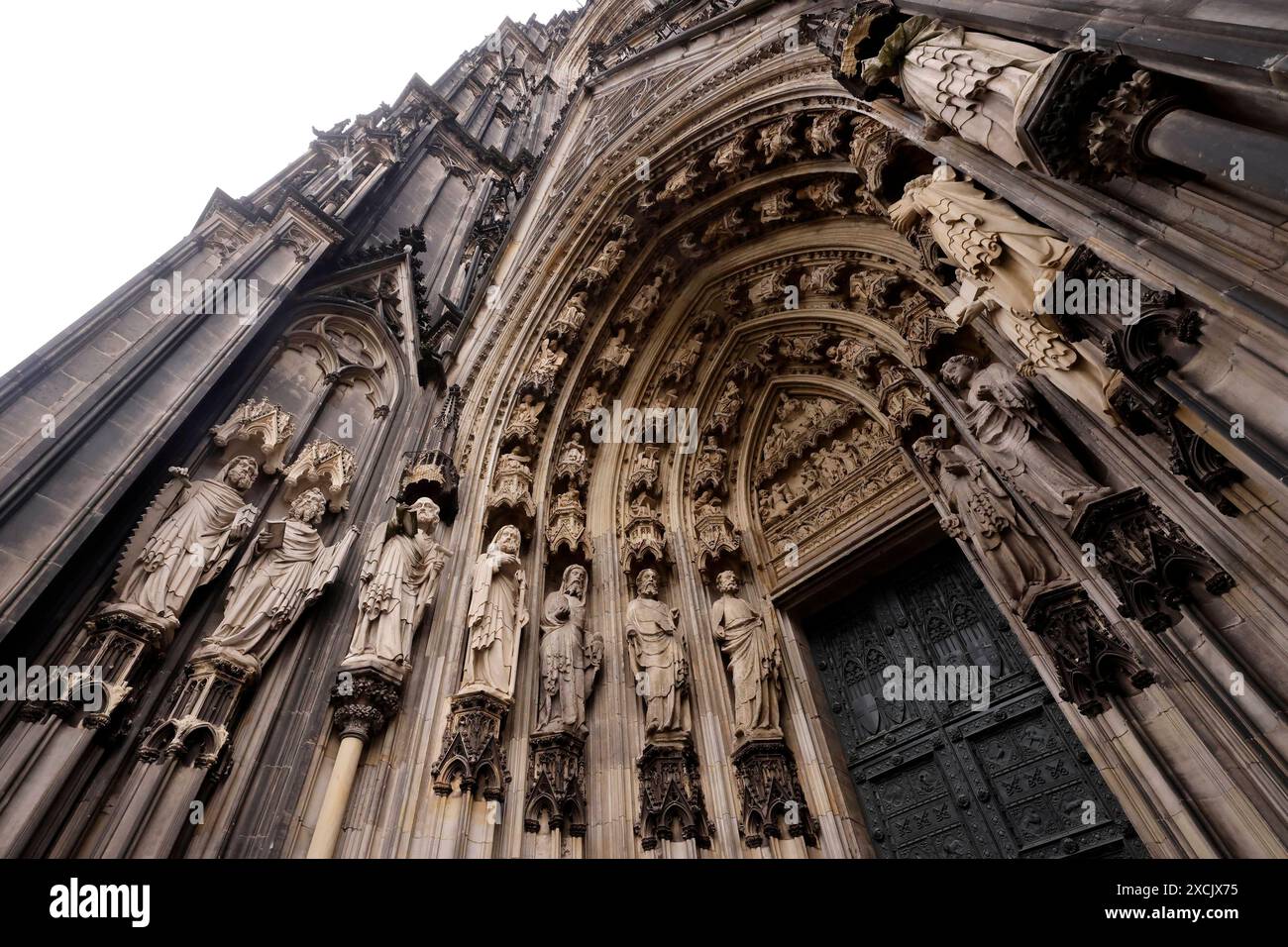 Der Kölner Dom gesehen bei bewölktem Himmel. Vor 200 Jahre wurde die Kölner Dombauhütte wiederbegründet. Aus Anlass dieses Jubiläums gibt es eine Sommerausstellung im DOMFORUM. Um das Kölner Wahrzeichen der Nachwelt zu erhalten, bedarf es dauerhafter Restaurierungs- und Erhaltungsmaßnahmen. Themenbild, Symbolbild Köln, 16.06.2024 NRW Deutschland *** Kölner Dom unter bewölktem Himmel gesehen vor 200 Jahren wurde der Kölner Dombauverein neu gegründet anlässlich dieses Jubiläums gibt es eine Sommerausstellung im DOMFORUM, um das Wahrzeichen der Kolognes für die Nachwelt zu bewahren, dauerhaft wiederherzustellen Stockfoto