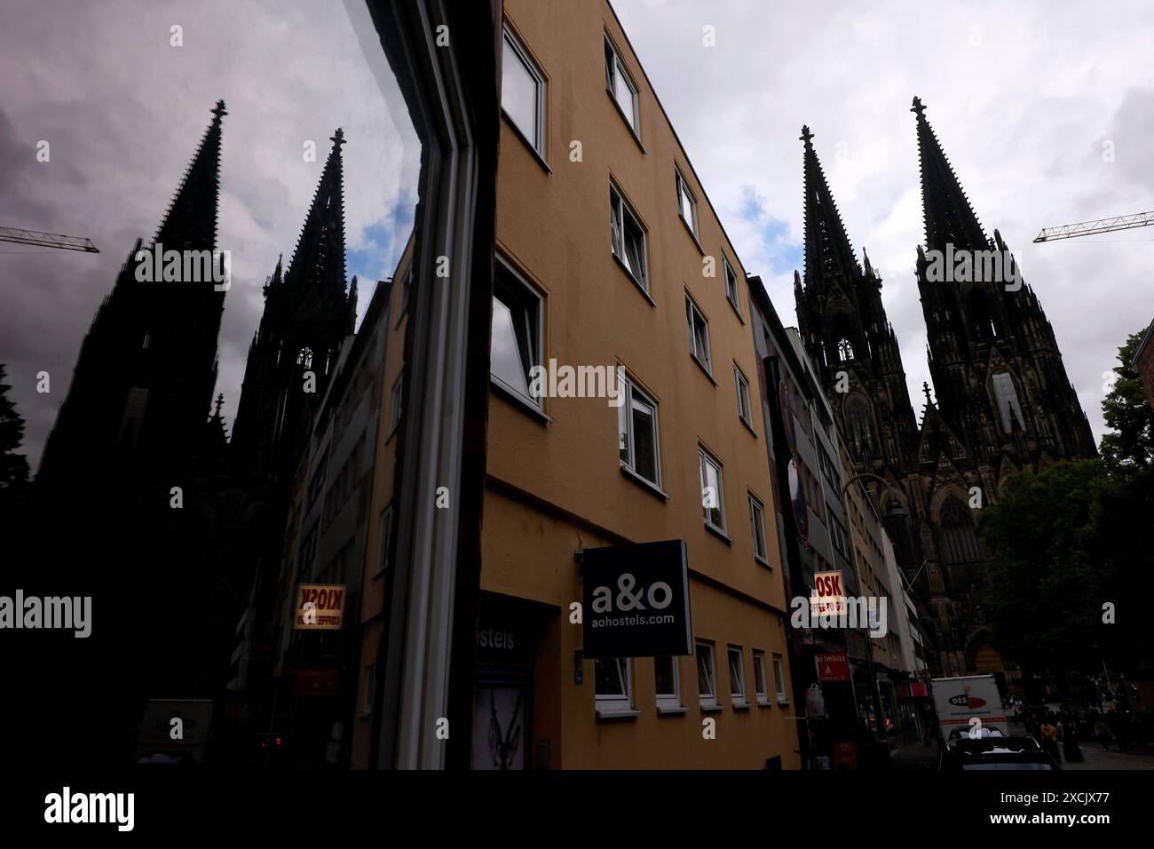 Der Kölner Dom gesehen bei bewölktem Himmel. Vor 200 Jahre wurde die Kölner Dombauhütte wiederbegründet. Aus Anlass dieses Jubiläums gibt es eine Sommerausstellung im DOMFORUM. Um das Kölner Wahrzeichen der Nachwelt zu erhalten, bedarf es dauerhafter Restaurierungs- und Erhaltungsmaßnahmen. Themenbild, Symbolbild Köln, 16.06.2024 NRW Deutschland *** Kölner Dom unter bewölktem Himmel gesehen vor 200 Jahren wurde der Kölner Dombauverein neu gegründet anlässlich dieses Jubiläums gibt es eine Sommerausstellung im DOMFORUM, um das Wahrzeichen der Kolognes für die Nachwelt zu bewahren, dauerhaft wiederherzustellen Stockfoto