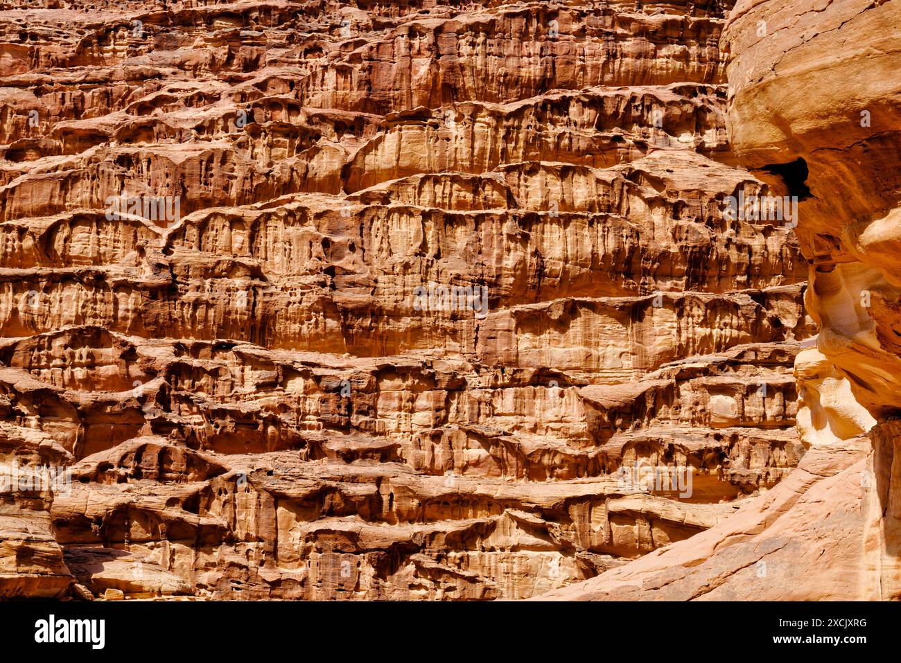 Felswände des steilen butte im Wadi Rum Valley, Jordanien Stockfoto
