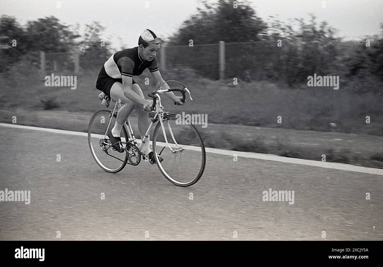 1960er Jahre, historisch, ein junger Mann, ein Rennradfahrer, der auf der Straße antritt, Essex, England, Großbritannien. Stockfoto
