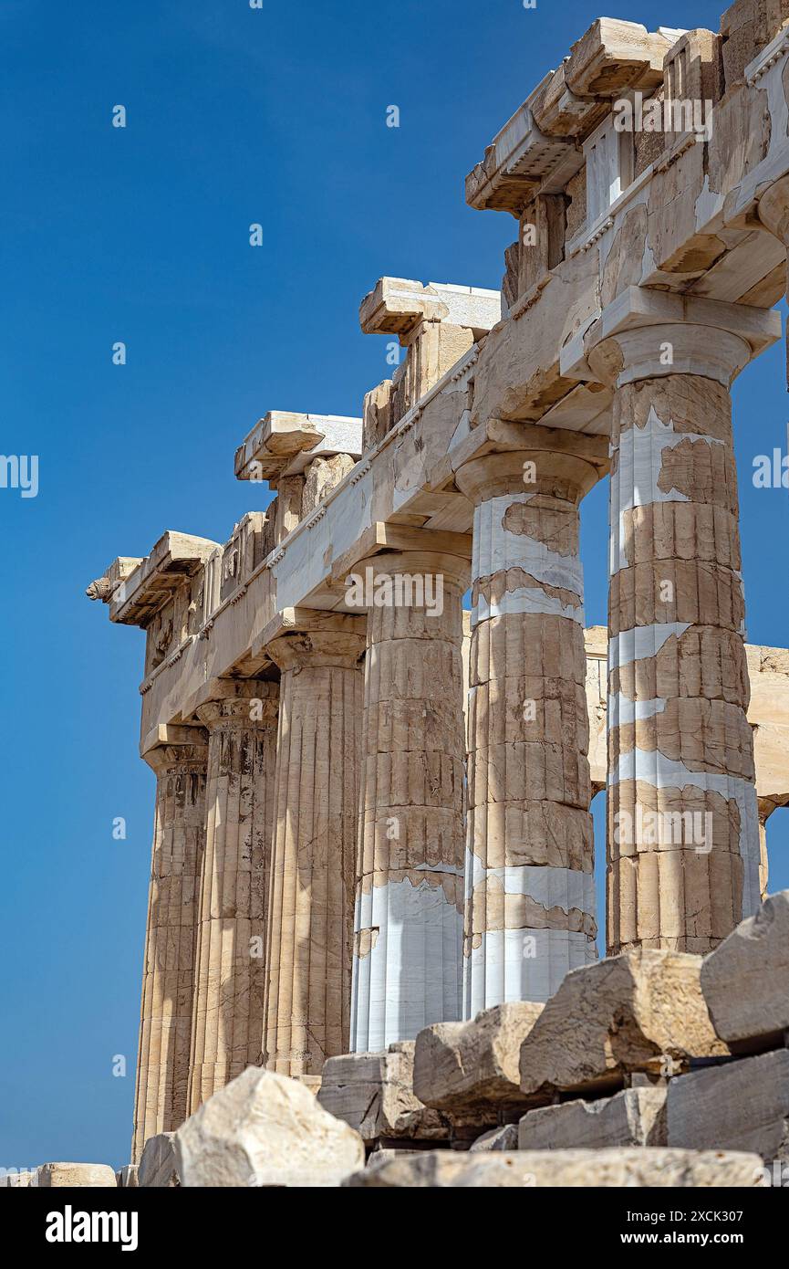 20.05.2024, xovx, Reise, Architektur, Athen - Griechenland Detailaufnahme des Parthenon der Akropolis von Athen, in der Hauptsatdt Griechenlands. Der Parthenon ist der Tempel für die Stadtgöttin Pallas Athena Parthenos auf der Athener Akropolis. Er wurde zum Dank für die Rettung der Athener und Griechen durch die Göttin nach dem letzten Perserkrieg als dorischer peripteros erbaut. Das Gebäude beherrscht als zentraler Bau seit fast 2500 Jahren die Athener Akropolis. Athen Akropolis Athen Griechenland *** 20 05 2024, xovx, Reise, Architektur, Athen Griechenland Nahaufnahme des Parthenon des Acro Stockfoto