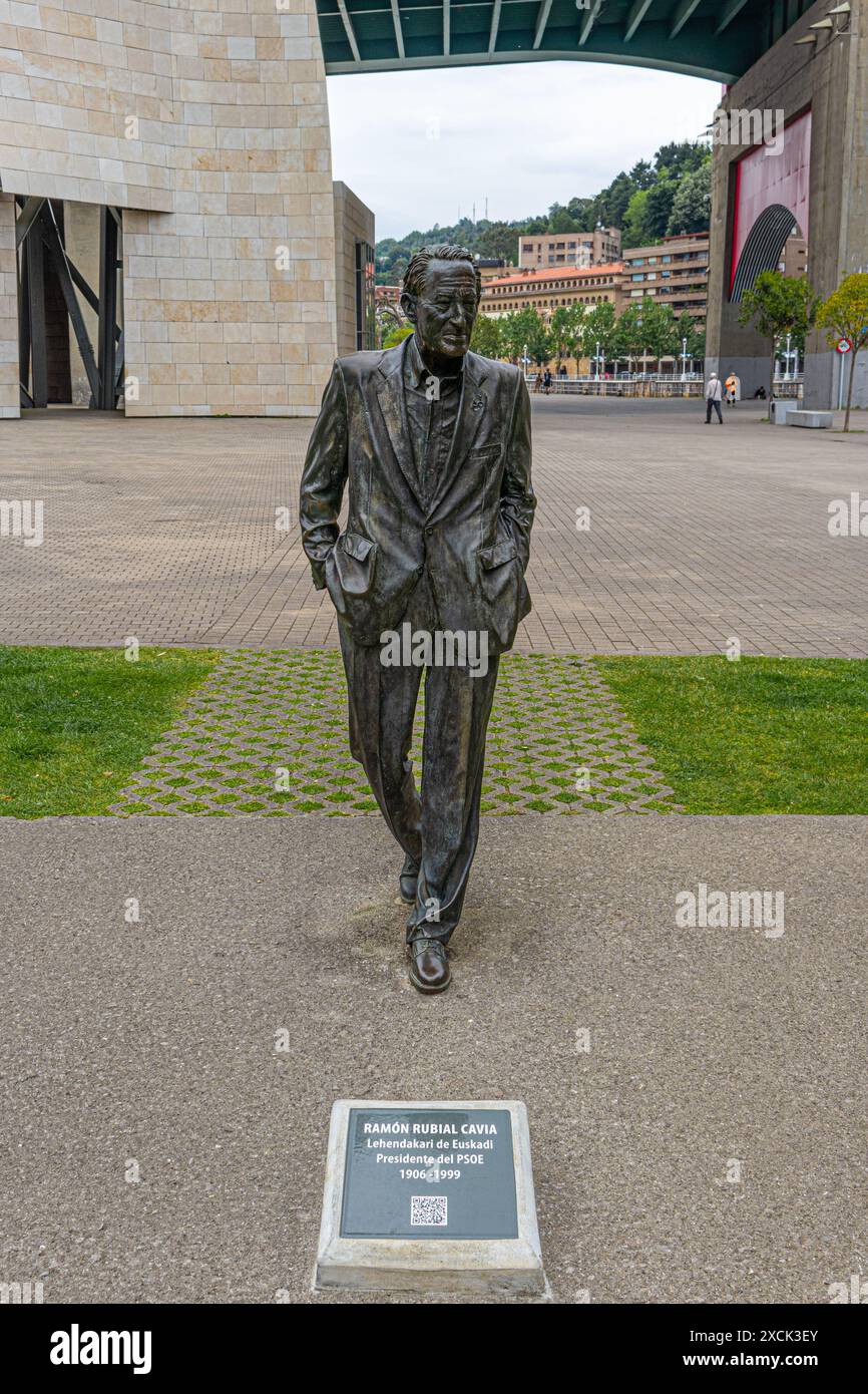 Statue vor dem Guggenheim Museum, Bilbao, der Ramón Rubial Cavia darstellt, der der Hauptführer der spanischen Sozialistischen Arbeiterpartei in Spanien war Stockfoto