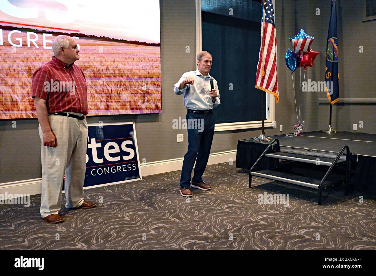 WICHITA, KANSAS - 15. JUNI 2024 der Kongressabgeordnete Ron Estes (R-KS) steht mit dem Vorsitzenden des Justizhauses Jim Jordan (R-OH) zusammen, während er Fragen von Estes-Anhängern bei einer Spendenaktion beantwortet, um für die Wiederwahl zum 4. Kongresssitz zu werben Stockfoto