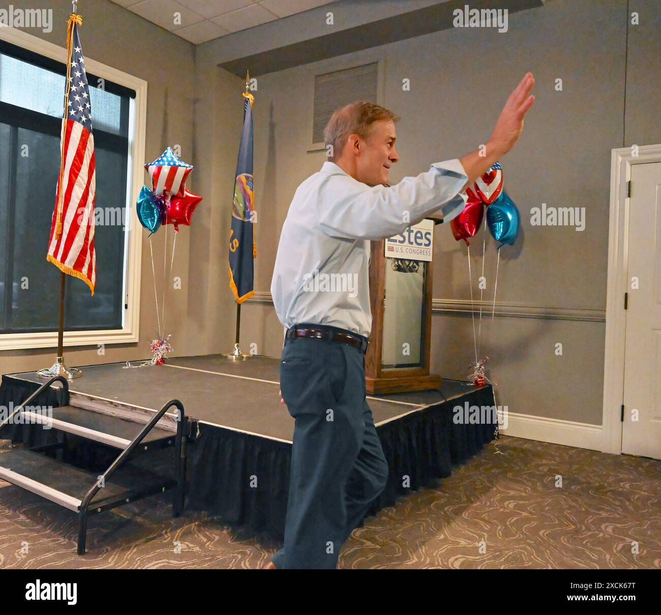 WICHITA, KANSAS - 15. JUNI 2024 Jim Jordan (R-OH), Vorsitzender der Justizbehörde des Repräsentantenhauses, winkt der Gruppe der Unterstützer zu, als er die Spendenaktion für Ron Estes verlässt Stockfoto