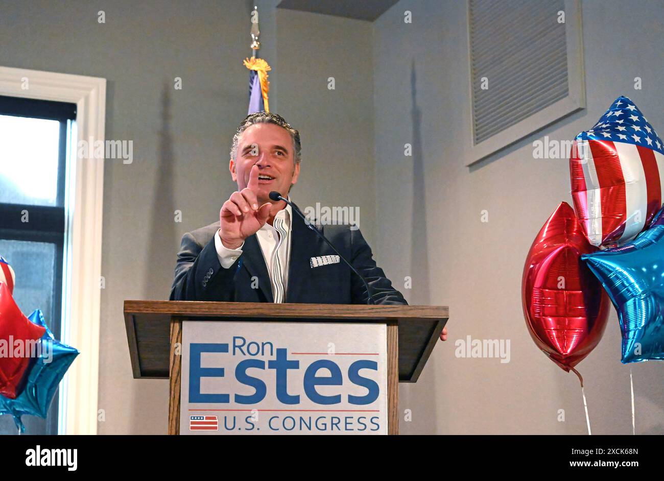 WICHITA, KANSAS - 15. JUNI 2024 Präsident des Kansas State Senats Ty Masterson unterstützt während seiner Ausführungen bei einer Spendenaktion den Kongressabgeordneten Ron Estes in seinem Antrag auf Wiederwahl in den 4. Kongressbezirk Stockfoto