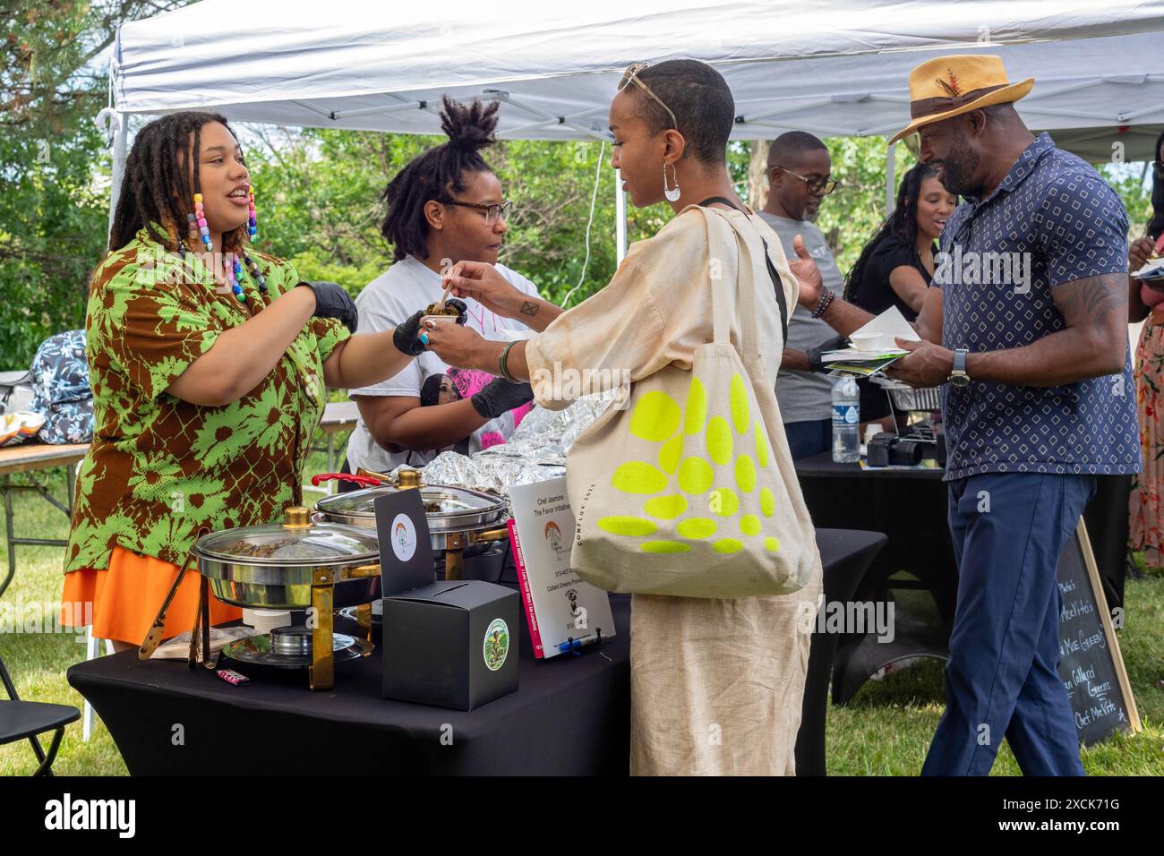 Detroit, Michigan – der Collard Green Cook-Off, ein Wettbewerb für die besten Köche der Region Detroit. Eine Jury bewertet den Aufwand Stockfoto