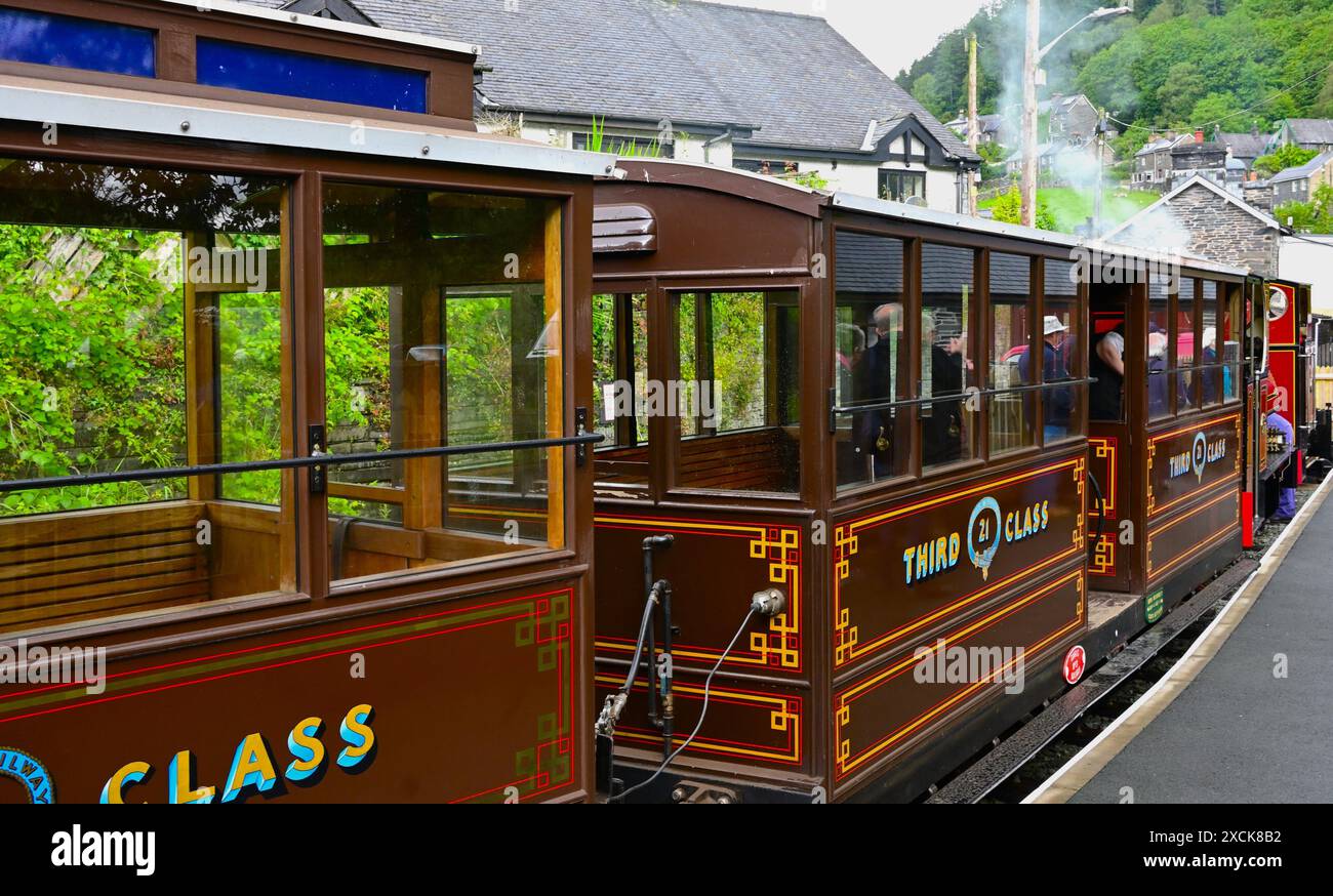 Eisenbahnwaggons der dritten Klasse warten am Bahnhof Corris Steam Railway im Dulas Valley, Mitte Wales Stockfoto
