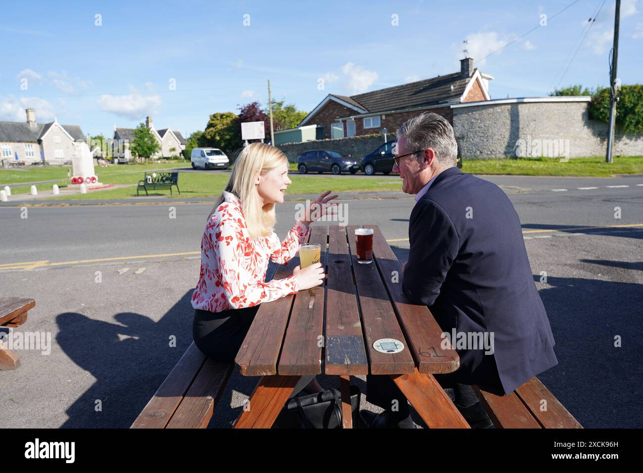 Der Vorsitzende der Labour Party, Sir Keir Starmer, und Claire Hazelgrove, die Labour-Kandidatin für den Wahlkreis Filton & Bradley Stoke, im Beaufort Arms in Stoke Gifford, Bristol, anlässlich des 200. Geburtstags des Pint. Heute jährt sich der 200. Jahrestag des Weight & Measures Act 1824, der ein britisches Pint definiert, während er sich auf dem Wahlkampfpfad der General Election befindet. Bilddatum: Montag, 17. Juni 2024. Stockfoto