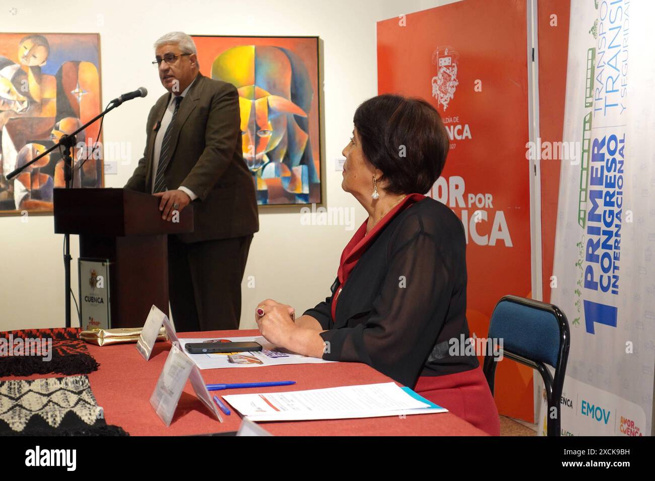 CUENCA STARTET ERSTEN TRANSPORT TRANSIT KONGRESS Cuenca, Ecuador 17. Juni 2024 auf der Tribüne des Bürgermeisters Büro wurde entwickelt der Start des I Internationalen Kongresses für Verkehr, Transit und Straßenverkehrssicherheit am 20. Und 21. Juni 2024, am Carlos Cueva Tamariz Theater und in Gualaceo an der Fahrergewerkschaft werden nationale, internationale und lokale Sprecher, Verkehrssektoren, Universitäten, Fahrschulen, Fahrergewerkschaften und Mobilitätsunternehmen des Landes, internationale und lokale Sprecher, Verkehrssektoren, Universitäten, Fahrschulen, Fahrschulen, Fahrerunio teilnehmen Stockfoto