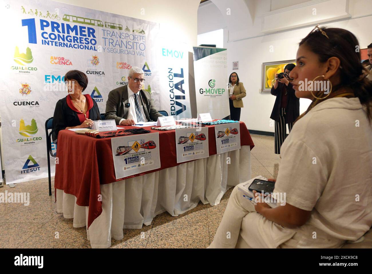 CUENCA STARTET ERSTEN TRANSPORT TRANSIT KONGRESS Cuenca, Ecuador 17. Juni 2024 auf der Tribüne des Bürgermeisters Büro wurde entwickelt der Start des I Internationalen Kongresses für Verkehr, Transit und Straßenverkehrssicherheit am 20. Und 21. Juni 2024, am Carlos Cueva Tamariz Theater und in Gualaceo an der Fahrergewerkschaft werden nationale, internationale und lokale Sprecher, Verkehrssektoren, Universitäten, Fahrschulen, Fahrergewerkschaften und Mobilitätsunternehmen des Landes, internationale und lokale Sprecher, Verkehrssektoren, Universitäten, Fahrschulen, Fahrschulen, Fahrerunio teilnehmen Stockfoto