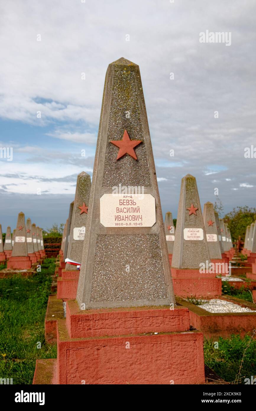 Grabstein eines Soldaten der Roten Armee mit dem Roten Stern auf dem Friedhof des Zweiten Weltkriegs in Sombor, Vojvodina, Serbien Stockfoto