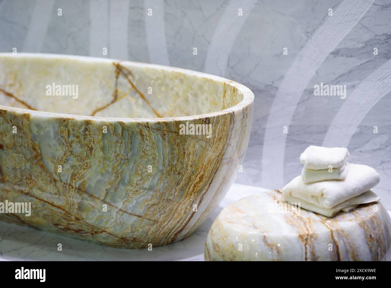 Freistehende Onyx-Badewanne in Naturstein-Bad. Selektiver Fokus. Stockfoto