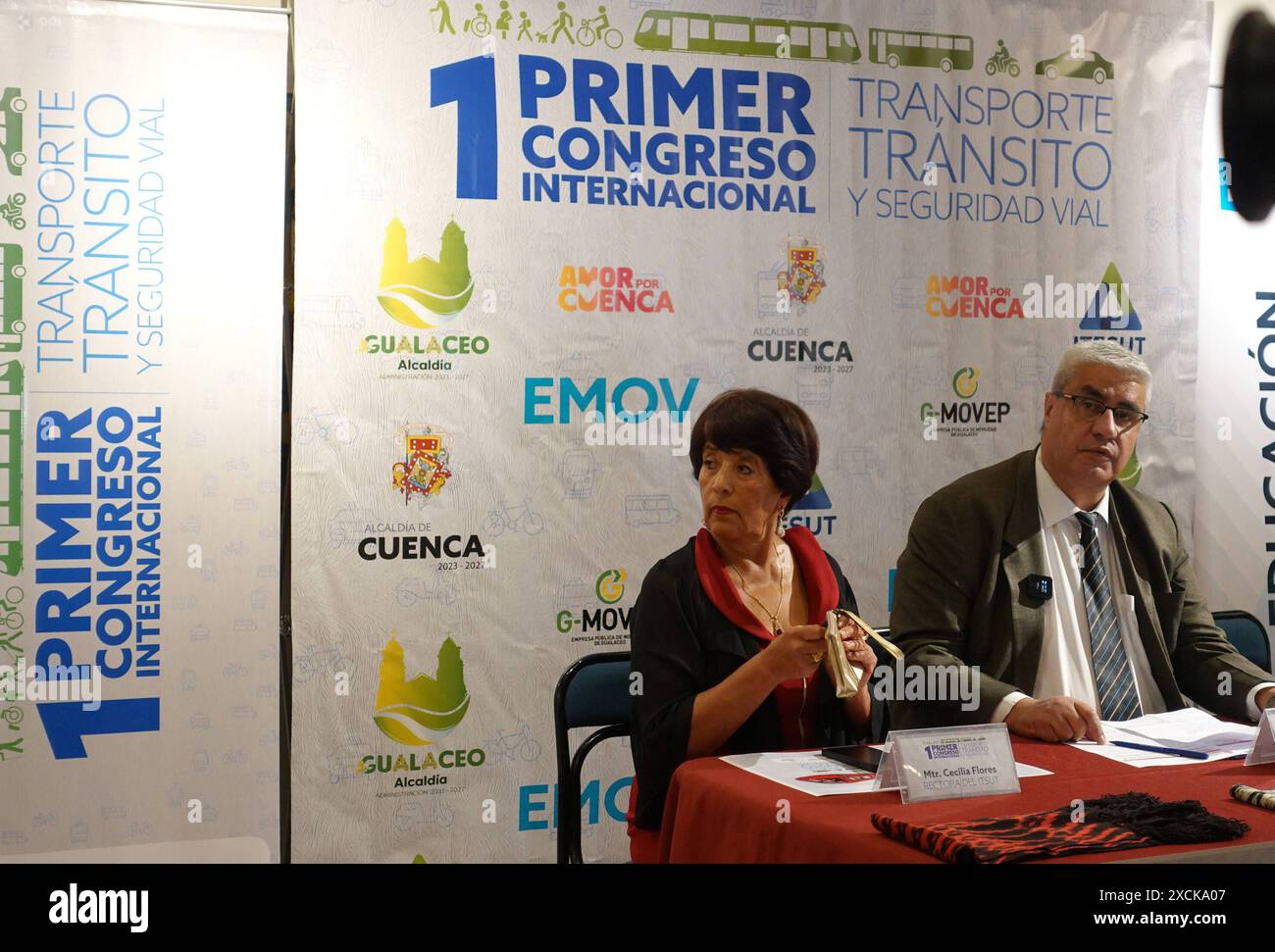 CUENCA STARTET ERSTEN TRANSPORT TRANSIT KONGRESS Cuenca, Ecuador 17. Juni 2024 auf der Tribüne des Bürgermeisters Büro wurde entwickelt der Start des I Internationalen Kongresses für Verkehr, Transit und Straßenverkehrssicherheit am 20. Und 21. Juni 2024, am Carlos Cueva Tamariz Theater und in Gualaceo an der Fahrergewerkschaft werden nationale, internationale und lokale Sprecher, Verkehrssektoren, Universitäten, Fahrschulen, Fahrergewerkschaften und Mobilitätsunternehmen des Landes, internationale und lokale Sprecher, Verkehrssektoren, Universitäten, Fahrschulen, Fahrschulen, Fahrerunio teilnehmen Stockfoto