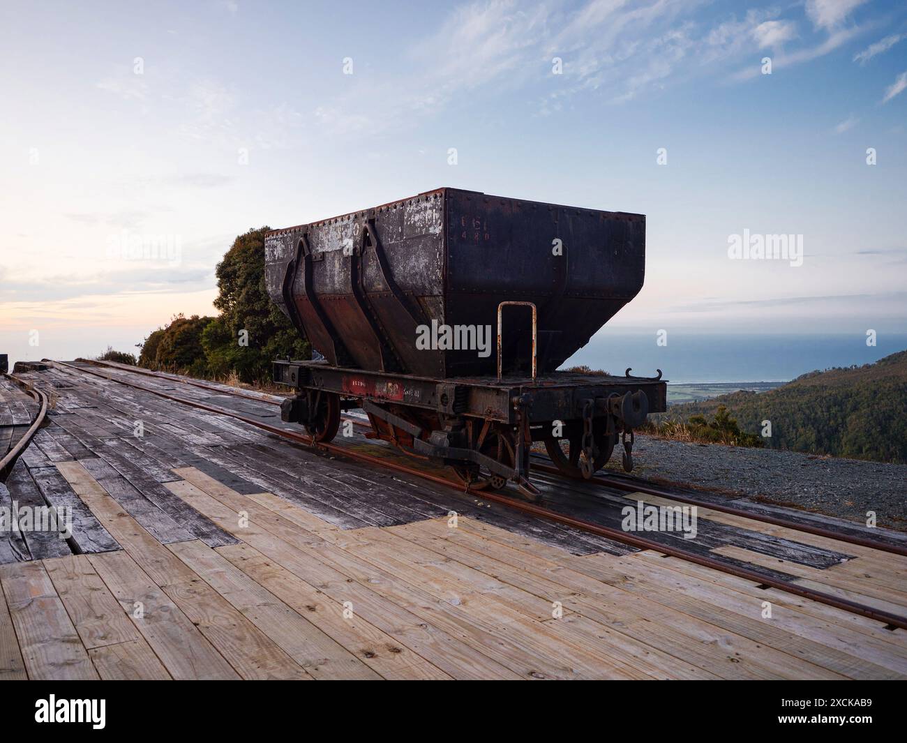 Alte historische, rostige Wagenwagen auf der verlassenen Denniston Incline, Seilbahn für den Kohlebergbau im Buller District West Coast South Island ne Stockfoto