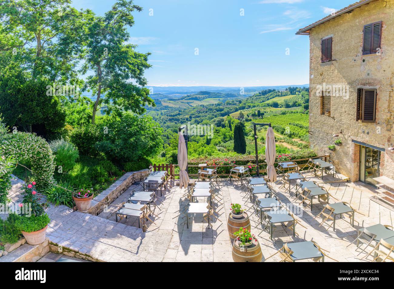 San Gimignano, Italien; 19. Juni 2024 - Ein Restaurant mit wunderschönem Ausblick in San Gimignano, Toskana, Italien Stockfoto