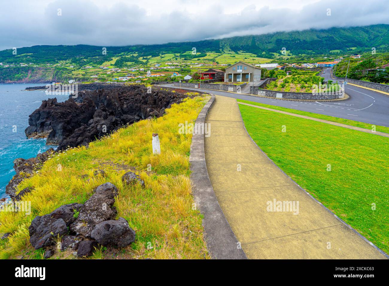 Küstengebiet der Gemeinde Sao Roque auf der Insel Pico auf den Azoren. Kräftige und kontrastreiche Farben. Stockfoto