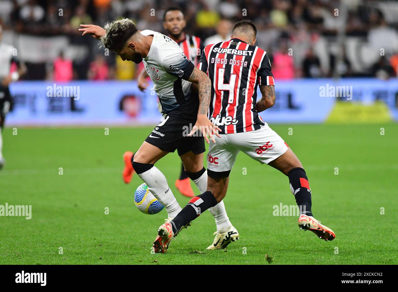 SAO PAULO, BRASILIEN - 16. JUNI: Yuri Alberto aus Corinthians kämpft 2024 am 16. Juni 2024 in der Neo Química Arena in São Paulo um den Ball. (Foto: Leandro Bernardes/PxImages) Credit: PX Images/Alamy Live News Stockfoto