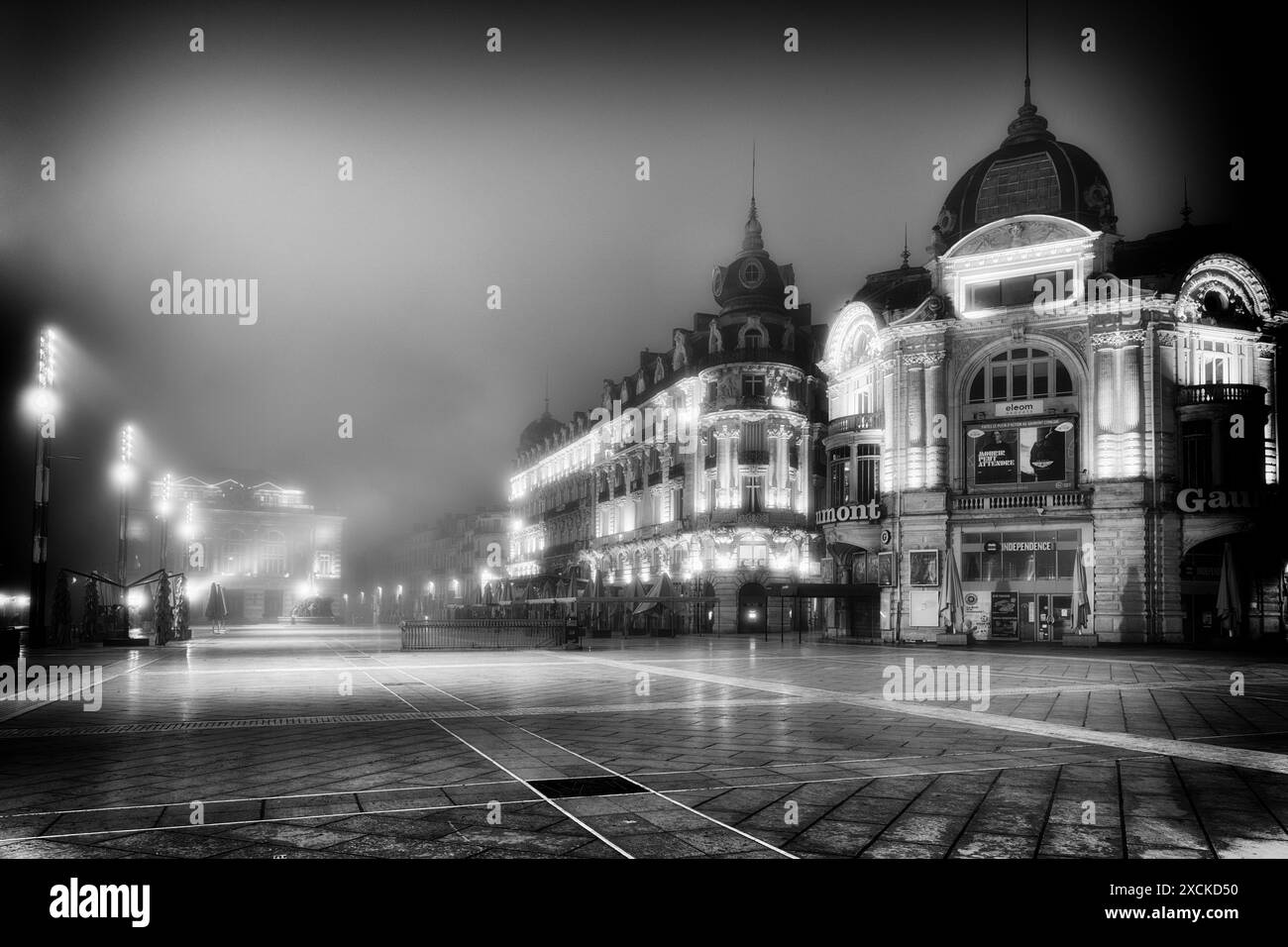 Lange Exposition des Zuges am Place de la Comedie in der Abenddämmerung, Montpellier, Okzitanien, Frankreich Stockfoto