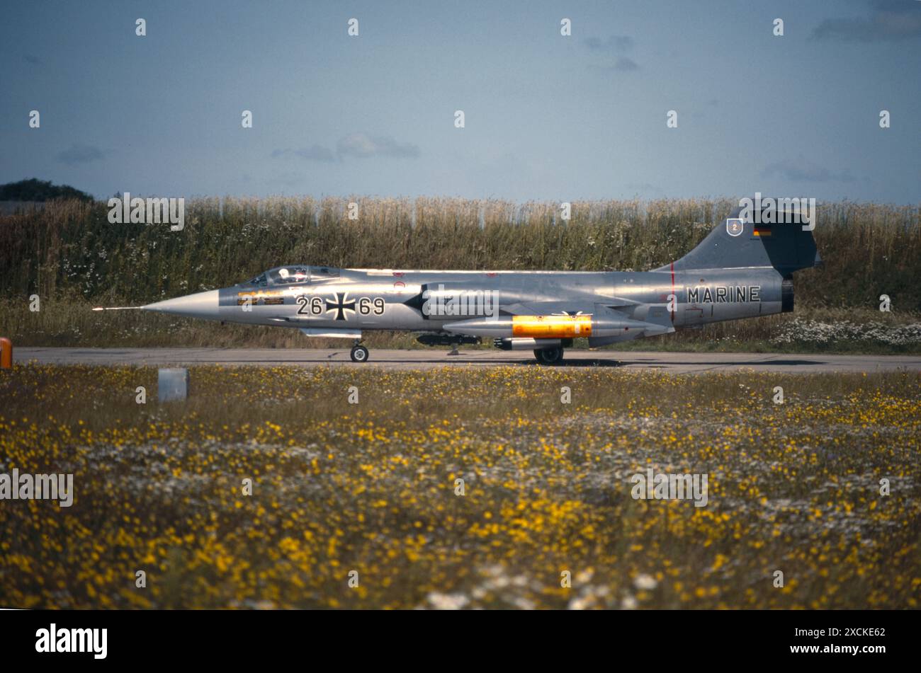 Lockheed F-104G Starfighter mit LAU 32 Bundeswehr Bundesmarine Lockheed F 104G Starfighter mit LAU32 7-Rohr-Metallic-Raketenwerfer 26+69 Stockfoto