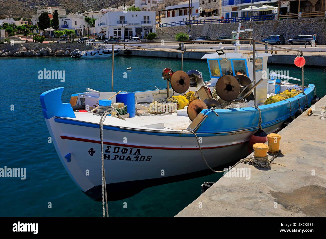 Traditionelles Fischerboot im Hafen von Livadia, Insel Tilos, Dodekanese, Griechenland. Vom Mai 2024 Stockfoto