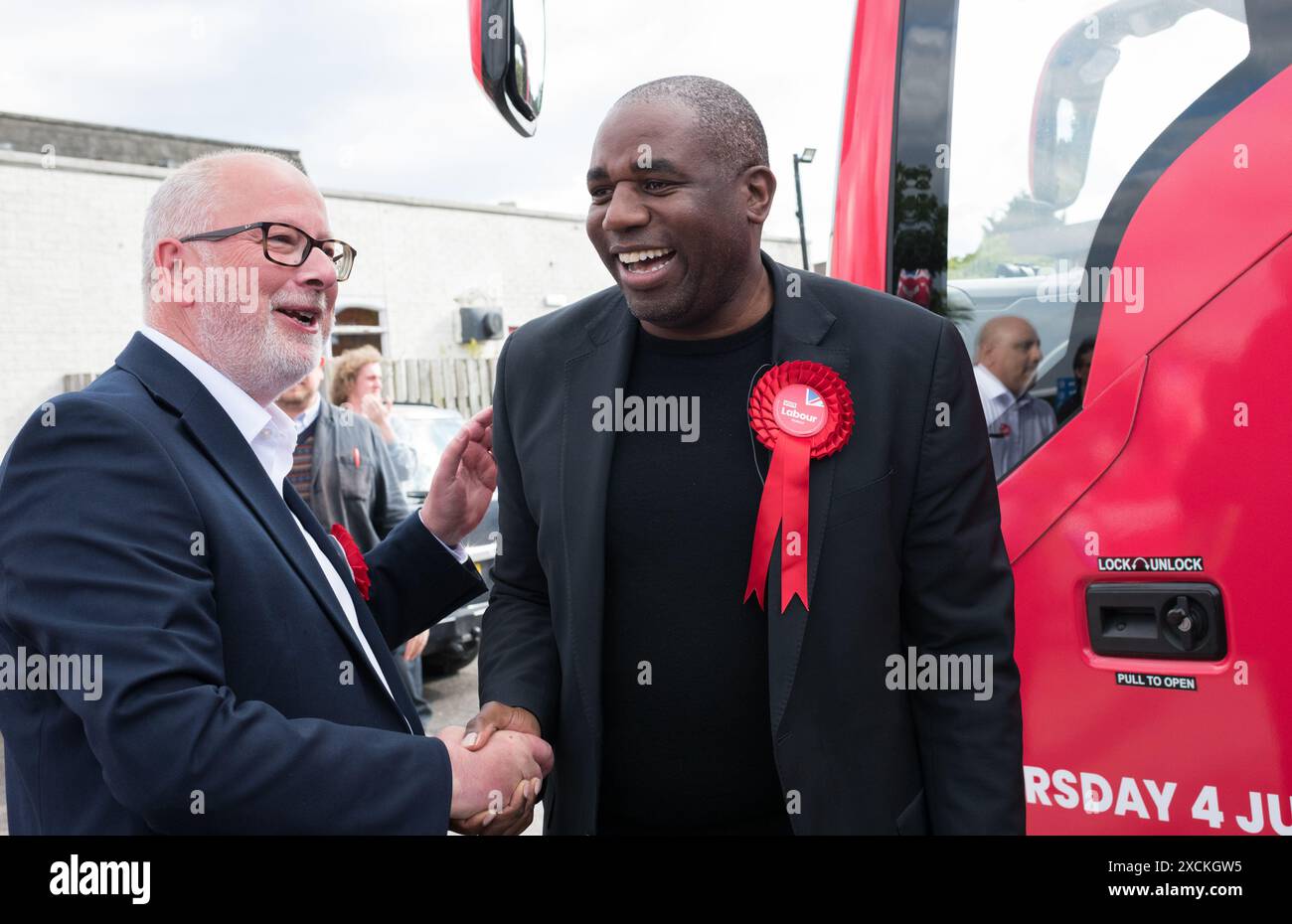 Mansfield, Nottinghamshire, England, Vereinigtes Königreich. Juni 2024. Der Kampfbus der Labour Party Change in Mansfield mit David Lammy Labour M.P. und dem Shadow Secretary of State for Foreign Affairs, der für die Unterstützung der Labour P.P.C. Steve Yemm in Mansfield kämpfte. Dieser Parlamentssitz ist Teil der roten Mauer, die der konservative M.P. Ben Bradley bei den Parlamentswahlen 2019 gewonnen hat, und ist eines der wichtigsten Schlachtfelder, für die Labour von der nächsten Regierung gewinnen muss. Quelle: Alan Beastall/Alamy Live News Stockfoto