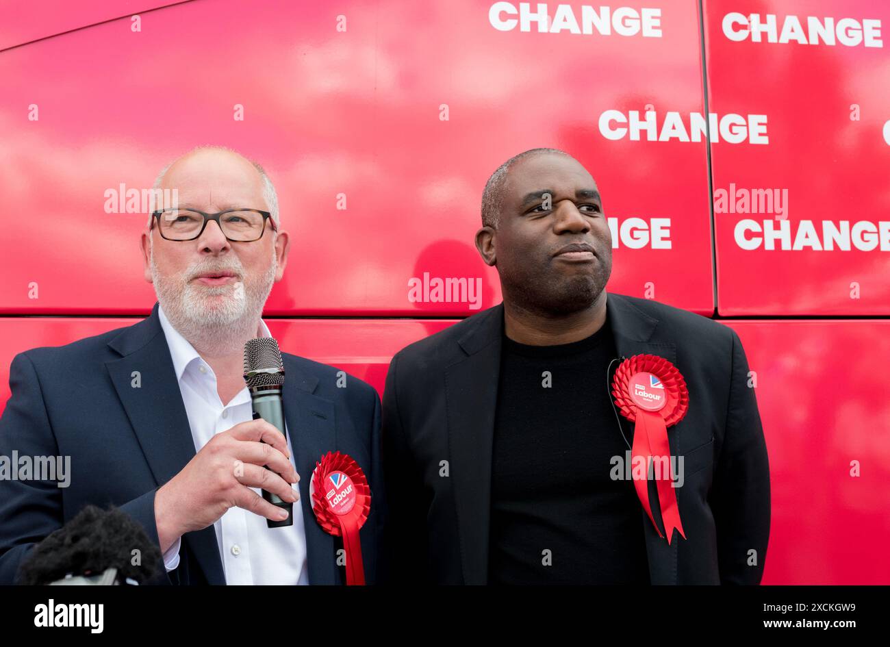 Mansfield, Nottinghamshire, England, Vereinigtes Königreich. Juni 2024. Der Kampfbus der Labour Party Change in Mansfield mit David Lammy Labour M.P. und dem Shadow Secretary of State for Foreign Affairs, der für die Unterstützung der Labour P.P.C. Steve Yemm in Mansfield kämpfte. Dieser Parlamentssitz ist Teil der roten Mauer, die der konservative M.P. Ben Bradley bei den Parlamentswahlen 2019 gewonnen hat, und ist eines der wichtigsten Schlachtfelder, für die Labour von der nächsten Regierung gewinnen muss. Quelle: Alan Beastall/Alamy Live News Stockfoto