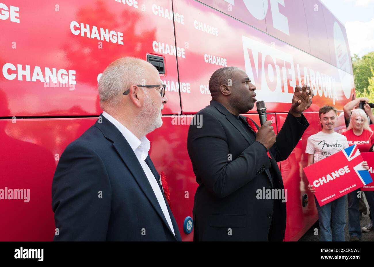 Mansfield, Nottinghamshire, England, Vereinigtes Königreich. Juni 2024. Der Kampfbus der Labour Party Change in Mansfield mit David Lammy Labour M.P. und dem Shadow Secretary of State for Foreign Affairs, der für die Unterstützung der Labour P.P.C. Steve Yemm in Mansfield kämpfte. Dieser Parlamentssitz ist Teil der roten Mauer, die der konservative M.P. Ben Bradley bei den Parlamentswahlen 2019 gewonnen hat, und ist eines der wichtigsten Schlachtfelder, für die Labour von der nächsten Regierung gewinnen muss. Quelle: Alan Beastall/Alamy Live News Stockfoto