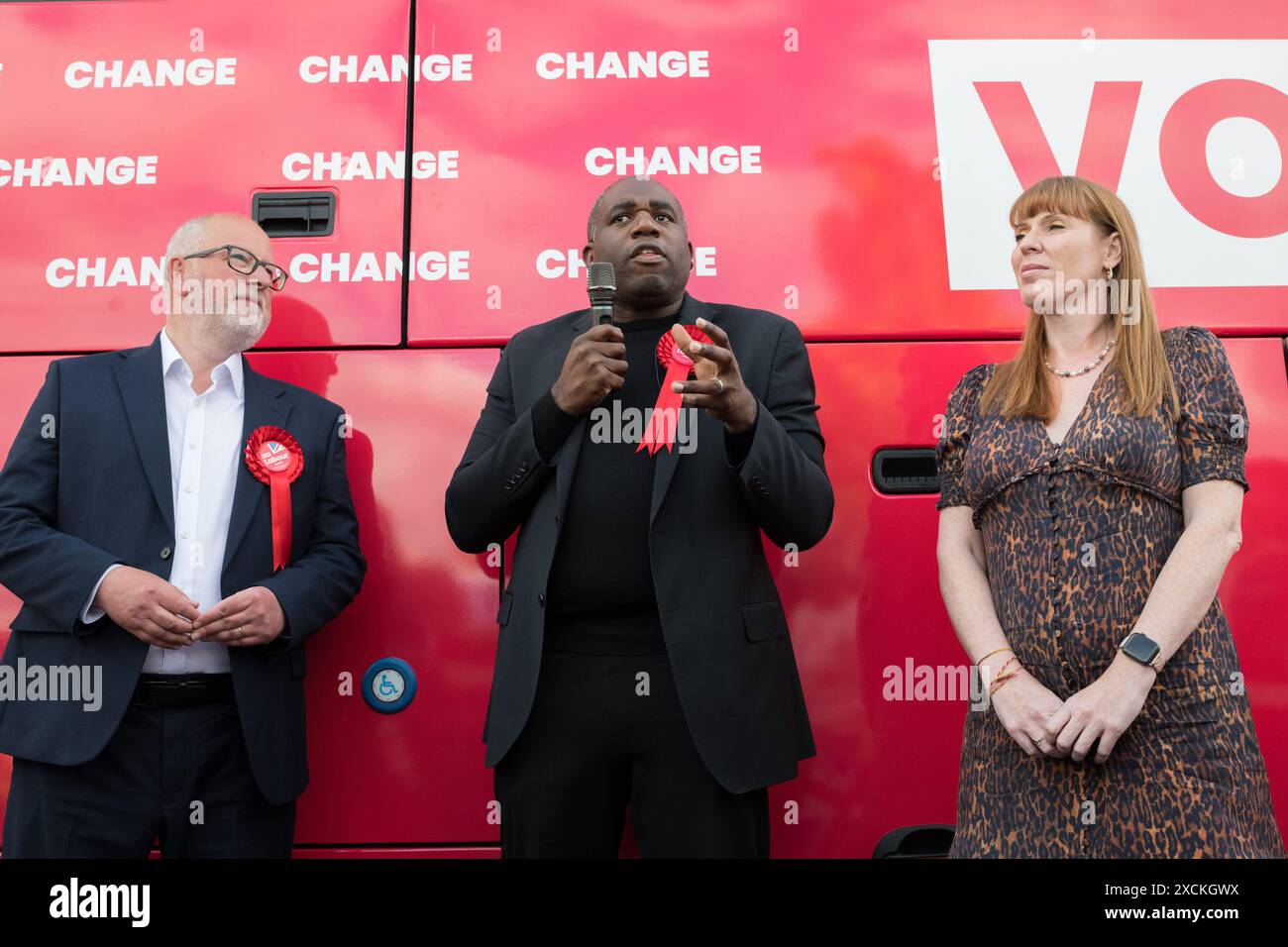 Mansfield, Nottinghamshire, England, Vereinigtes Königreich. Juni 2024. Der Kampfbus der Labour Party Change in Mansfield mit David Lammy Labour M.P. und dem Shadow Secretary of State for Foreign Affairs, der für die Unterstützung der Labour P.P.C. Steve Yemm in Mansfield kämpfte. Dieser Parlamentssitz ist Teil der roten Mauer, die der konservative M.P. Ben Bradley bei den Parlamentswahlen 2019 gewonnen hat, und ist eines der wichtigsten Schlachtfelder, für die Labour von der nächsten Regierung gewinnen muss. Quelle: Alan Beastall/Alamy Live News Stockfoto