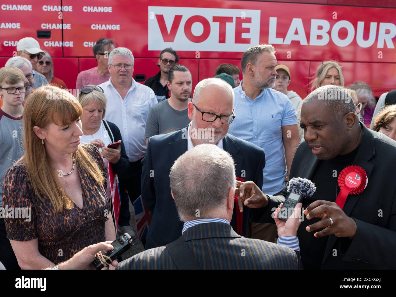 Mansfield, Nottinghamshire, England, Vereinigtes Königreich. Juni 2024. Der Kampfbus der Labour Party Change in Mansfield mit David Lammy Labour M.P. und dem Shadow Secretary of State for Foreign Affairs, der für die Unterstützung der Labour P.P.C. Steve Yemm in Mansfield kämpfte. Dieser Parlamentssitz ist Teil der roten Mauer, die der konservative M.P. Ben Bradley bei den Parlamentswahlen 2019 gewonnen hat, und ist eines der wichtigsten Schlachtfelder, für die Labour von der nächsten Regierung gewinnen muss. Quelle: Alan Beastall/Alamy Live News Stockfoto