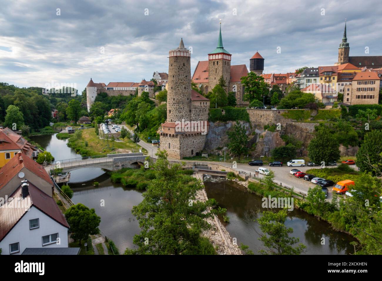 Blick von der Friedensbrücke über der Spree auf die Altstadt von Bautzen in Sachsen. In der Bildmitte die Alte Wasserkunst, dahinter die Michaeliskirche. *** Blick auf die Altstadt von Bautzen in Sachsen von der Friedensbrücke über die Spree im Bildmitte befindet sich die Alte Wasserkunst mit dahinter stehender Michaelskirche Stockfoto