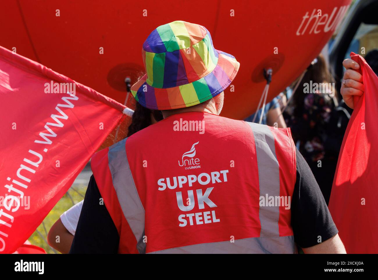 Port Talbot, Vereinigtes Königreich 17. Juni 2024 Demonstration außerhalb der Port Talbot Steelworks. Die Mitglieder von Tata Steel in Port Talbot und LLanwern sollen am 18. Juni eine Arbeitskampfmaßnahme beginnen. Als Reaktion auf die Ankündigung von Arbeitskampfmaßnahmen durch Unite, und angesichts der Tatsache, dass Labour das Unternehmen drängte, bis nach den Wahlen nächsten Monat Feuer zu halten, damit sie an einem Deal arbeiten können, um die Stahlproduktion und Arbeitsplätze zu retten, hat Tata damit gedroht, verstärkte Entlassungsangebote einzuholen und die Schließung von vorzuziehen Stockfoto