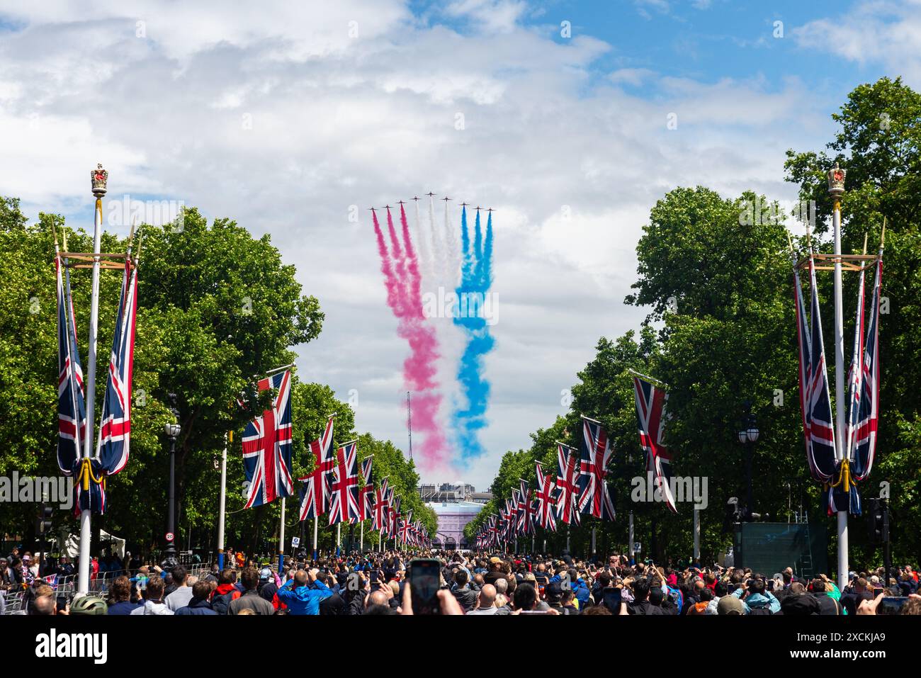 Die Red Arrows der Royal Air Force fliegen über die Mall in London, Großbritannien, um den King's Birthday Flypast nach Trooping the Colour 2024 zu verfolgen Stockfoto