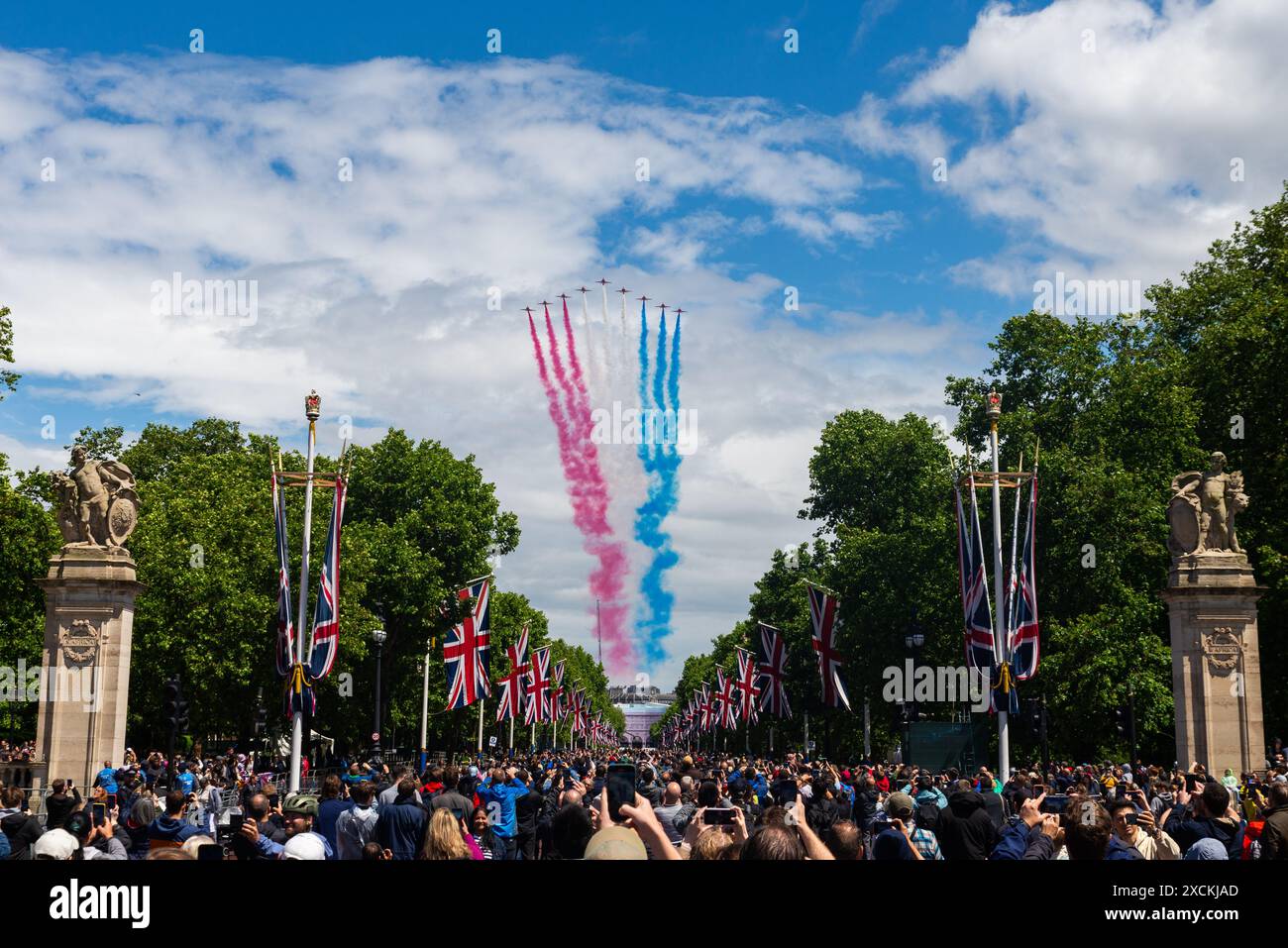 Die Red Arrows der Royal Air Force fliegen über die Mall in London, Großbritannien, um den King's Birthday Flypast nach Trooping the Colour 2024 zu verfolgen Stockfoto