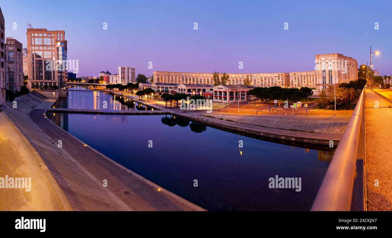 Gebäude rund um den Place de la Comedie spiegeln sich im Fluss Lez, Montpellier, Okzitanien, Frankreich Stockfoto