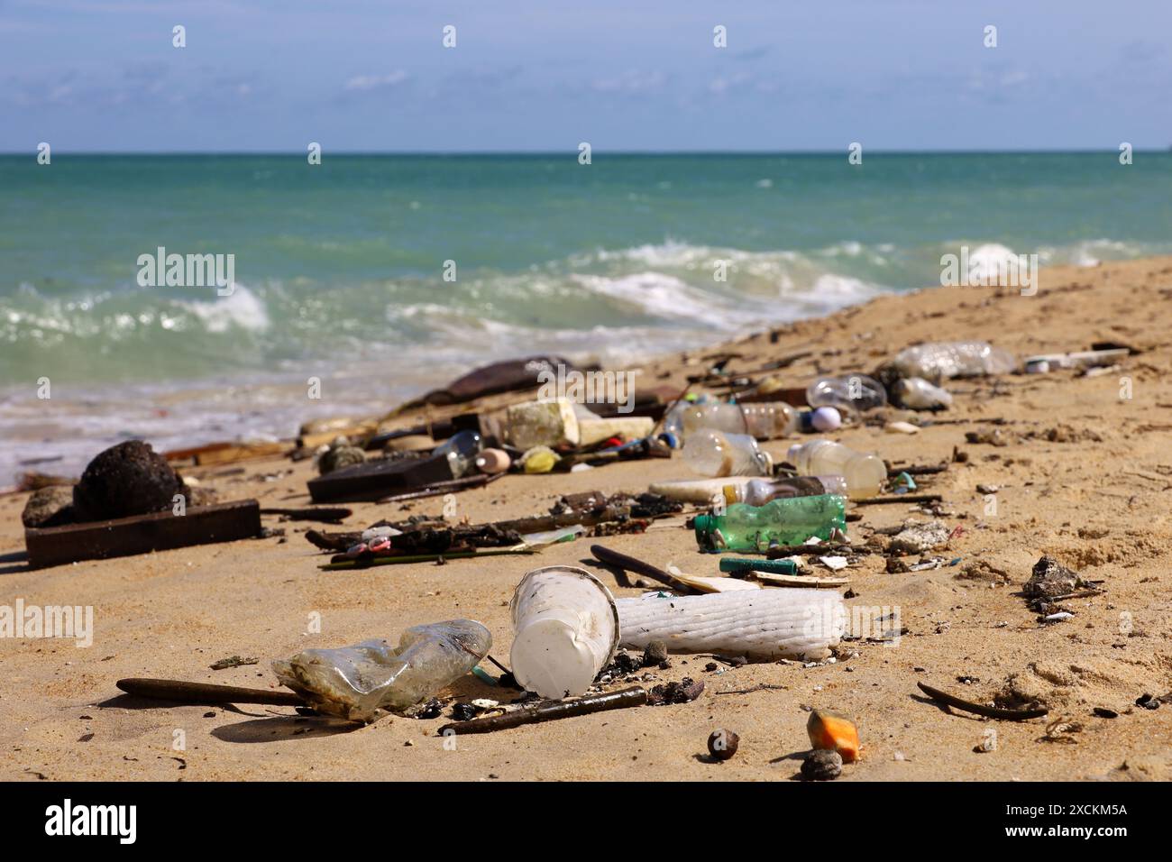 Weltmeerverschmutzung, Plastikmüll auf einem Sandstrand in Südostasien Stockfoto