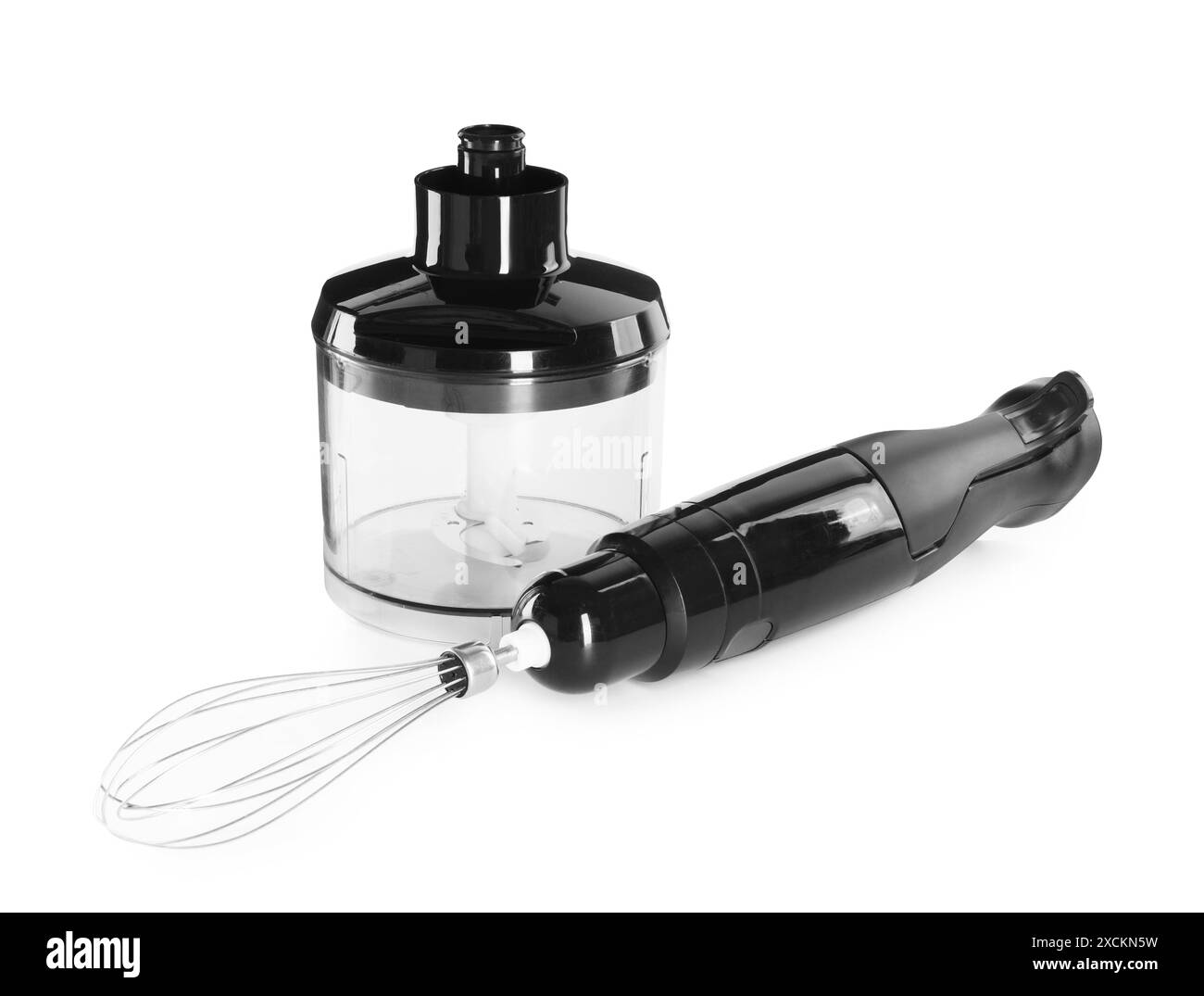 Stabmixer-Kit. Schneebesen und Zerkleinerer-Behälter isoliert auf weiß Stockfoto