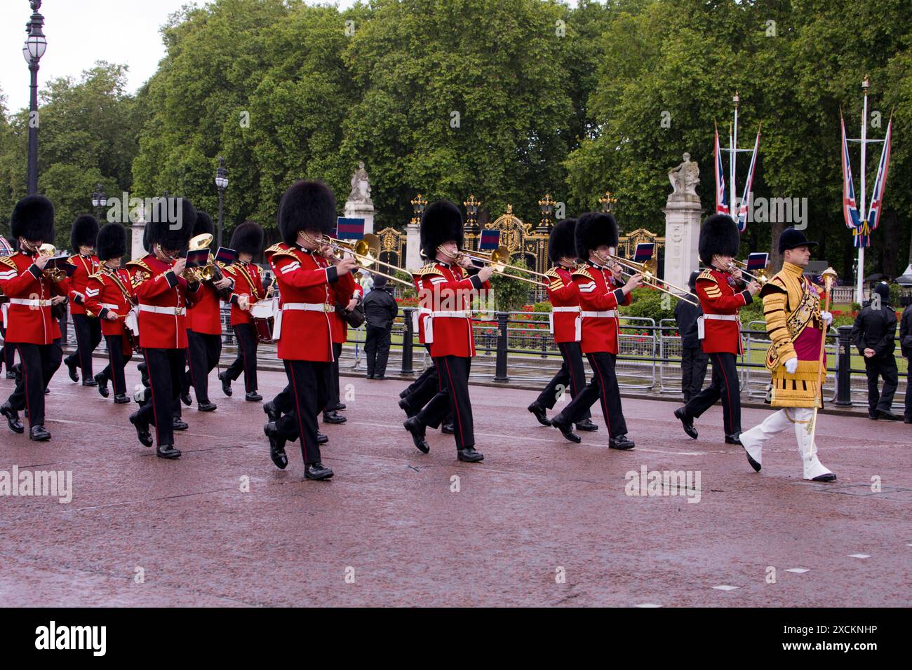 Marching Grenadier Guards Band Spielt Posaunen Trooping The Colour Color The Mall London 2024 Stockfoto