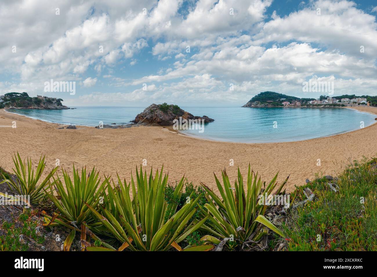 La Fosca Strand Sommer morgen Landschaft mit Burgruine und Agaven, Palamos, Girona, Costa Brava, Spanien. Zwei Schüsse stitch Panorama. Stockfoto