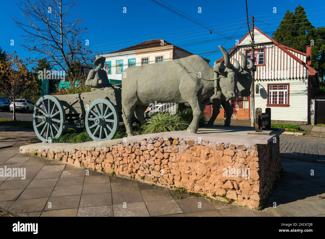 Sao Francisco de Paula, Brasilien - 2. Juni 2024: Denkmal für den Gaucho carreteiro (Männer, die traditionell Waren in Ochsenkarren transportierten, kauften und verkauften) Stockfoto