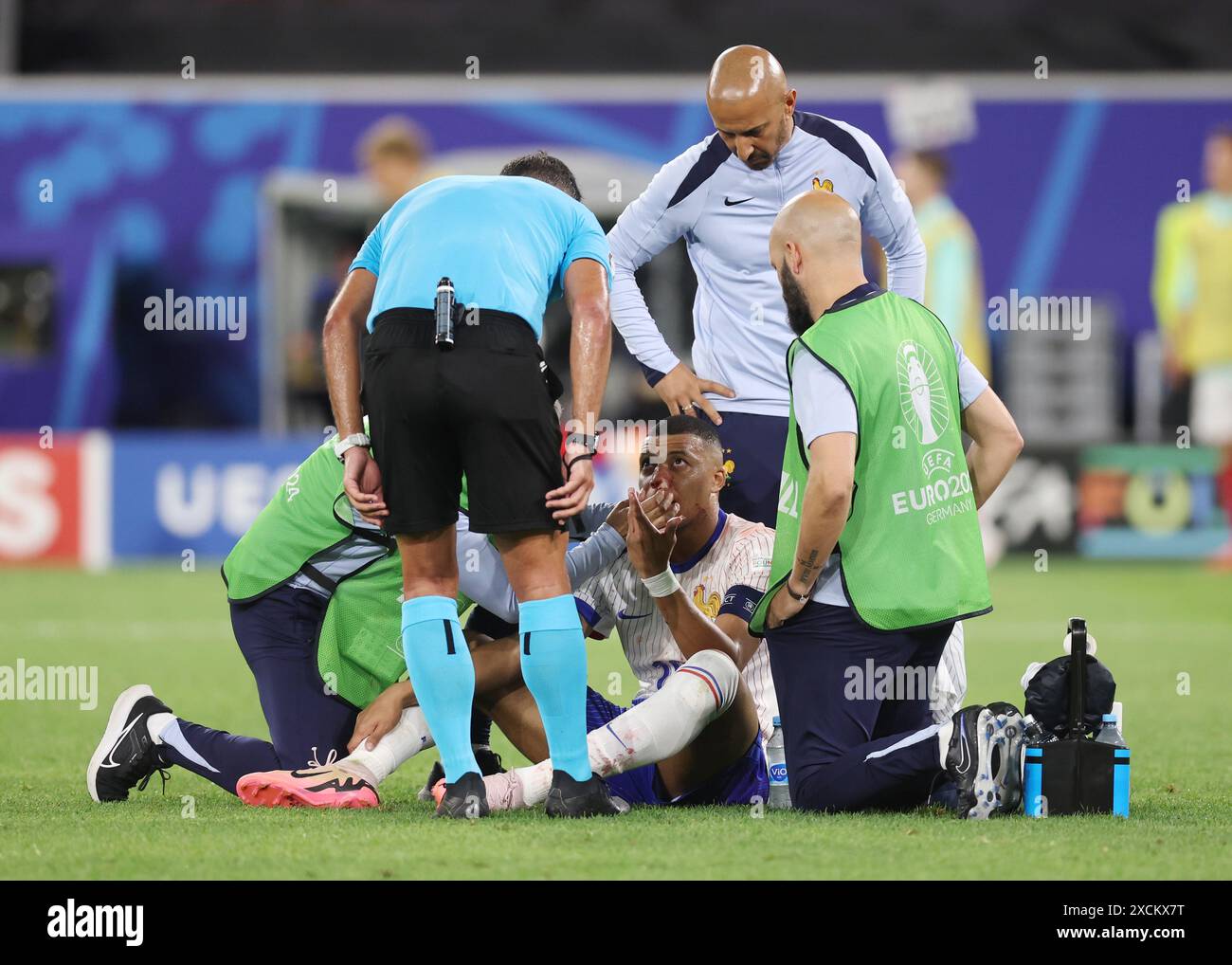 Düsseldorf, Deutschland. Juni 2024. Kylan Mbappe aus Frankreich bittet den Schiedsrichter Jesus Gil Manzano während des UEFA-Europameisterschaftsspiels in der Düsseldorfer Arena. Der Bildnachweis sollte lauten: David Klein/Sportimage Credit: Sportimage Ltd/Alamy Live News Stockfoto