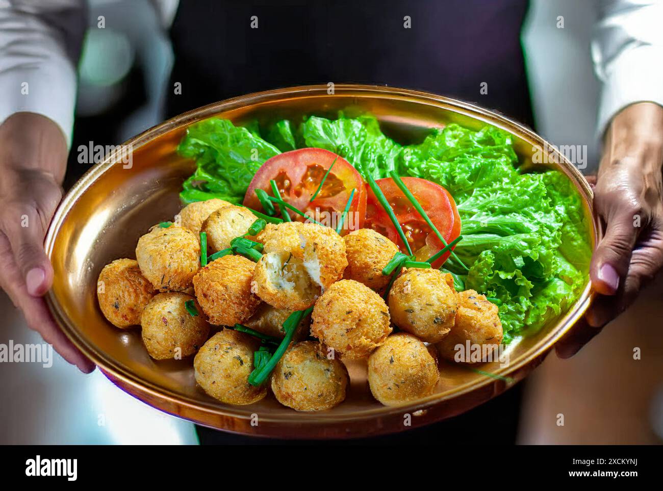 Kabeljauknödel, Salz Kabeljaufritter, bunuelos de bacalao. Brasilianischer Snack „bolinha de bacalhau“ Stockfoto