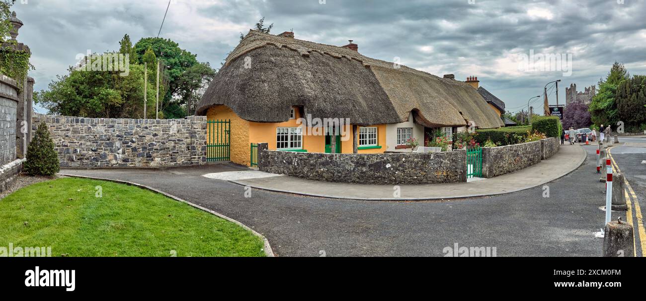 Straße vor Dorfhäusern mit Strohdächern, Adare, County Limerick, Irland Stockfoto Straße vor Dorfhäusern mit Strohdächern, Adare, County Limerick, Irland Stockfoto