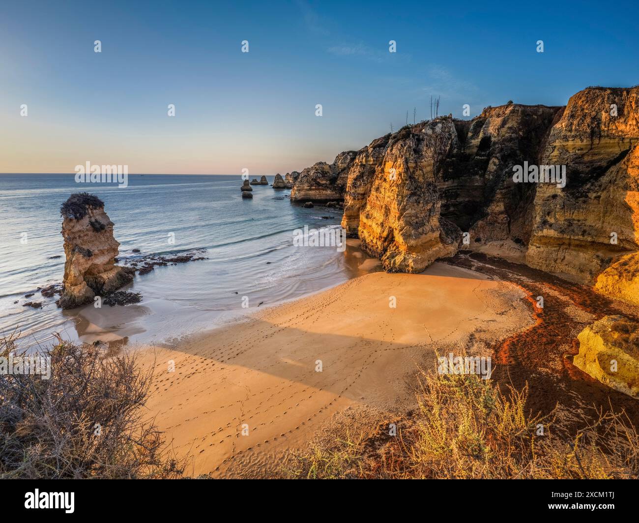 Praia da Marinha Strand in der Abenddämmerung, Algarve, Portugal Stockfoto