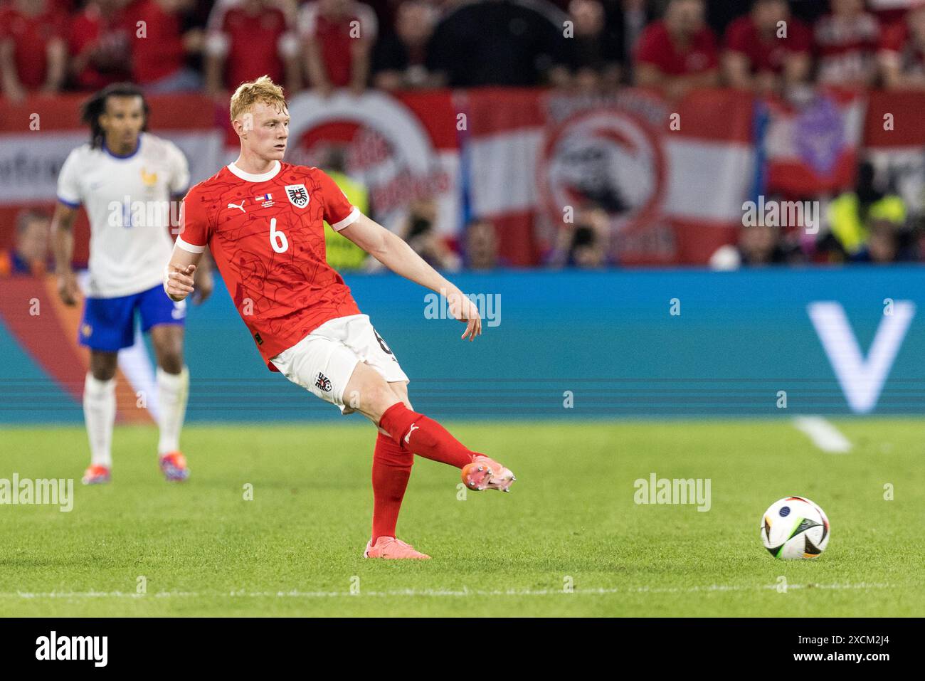 Düsseldorf Arena, Düsseldorf, Deutschland. Juni 2024. Euro 2024 Gruppe D Fußball, Österreich gegen Frankreich; Nicolas Seiwald (AUT) spielt den Ball in Attack Credit: Action Plus Sports/Alamy Live News Stockfoto