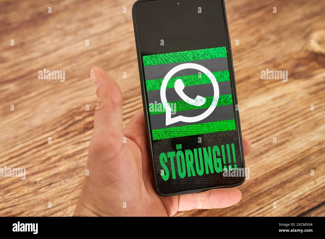 Deutschland – 17. Juni 2024: WhatsApp-Anwendungslogo oder grünes Symbol des App Messanger auf einem Handy oder Smartphone. Unter dem Text: STÖRUNG. Symbolisches Bild für Störungen durch Whatsapp oder Meta Group. FOTOMONTAGE *** WhatsApp App-Logo, bzw. grünes Symbol des App Messangers, auf einem Mobiltelefon, bzw. Smartphone. Darunter der Text: STÖRUNG. Symbolbild für Störungen durch Whatsapp bzw. Meta Konzern. FOTOMONTAGE Stockfoto