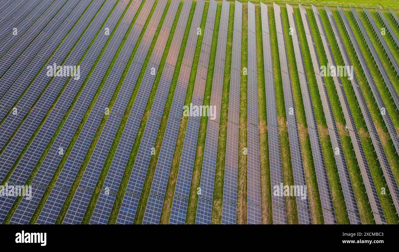 Solarpaneele in Reihen auf ländlichen Flächen installiert. Stockfoto