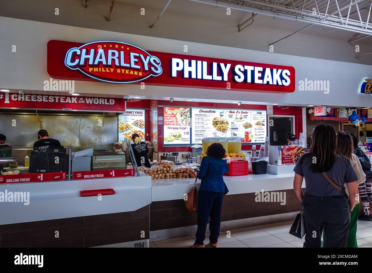 Charleys Philly Steaks Schnellrestaurant in einem belebten Einkaufszentrum mit Speisen. Stockfoto