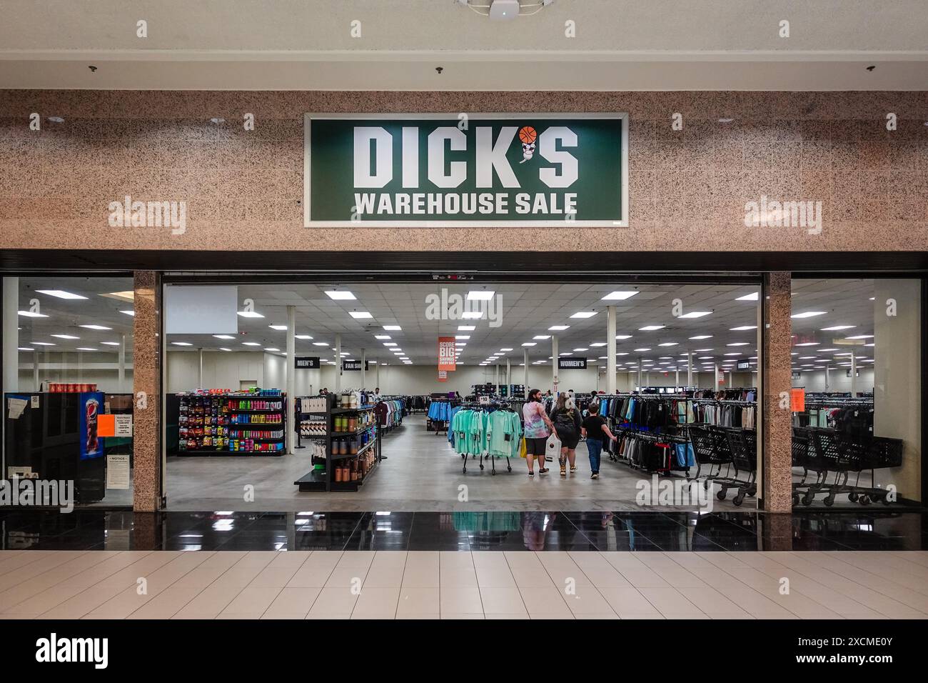 Eingangsbereich von Dick's Sporting Goods Warehouse Stockfoto
