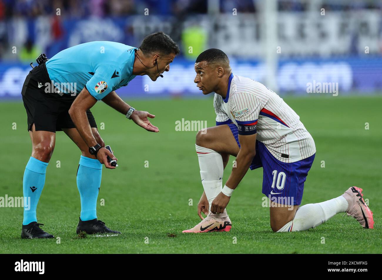 Düsseldorf, Deutschland. Juni 2024. Kylian Mbappe (R) aus Frankreich kommuniziert mit Schiedsrichter Jesus Gil Manzano während des Gruppenspiels der UEFA Euro 2024 zwischen Österreich und Frankreich in Düsseldorf am 17. Juni 2024. Quelle: Pan Yulong/Xinhua/Alamy Live News Stockfoto